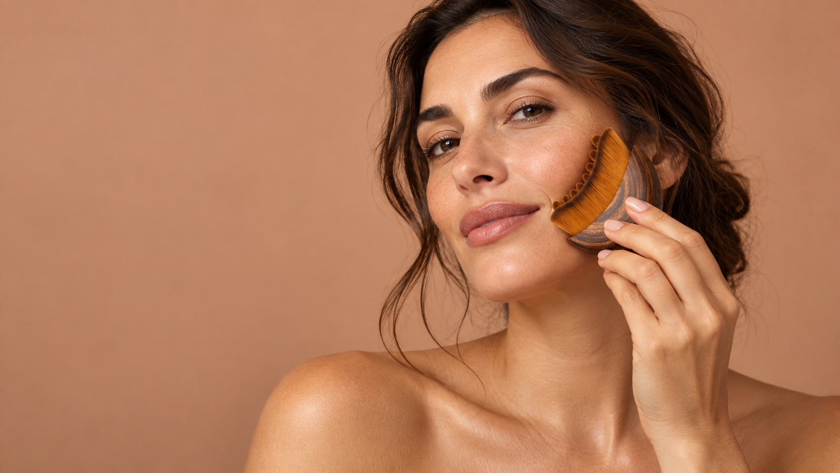 Woman gently using the CAVAROCO brush on her cheek
